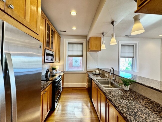 Building Photo - Amazing Garden-Style Condo Available NOW! ...