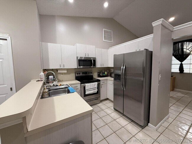 Building Photo - 13025 Meadowbreeze Dr
