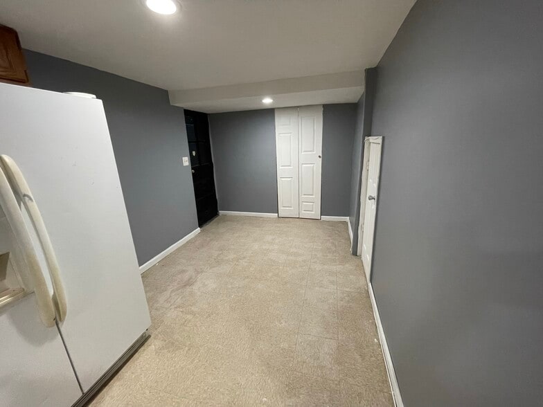 Building Photo - 216 Carnation Ct