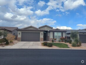 Building Photo - 3 Bedroom 2 Bath Home - Dog Friendly!