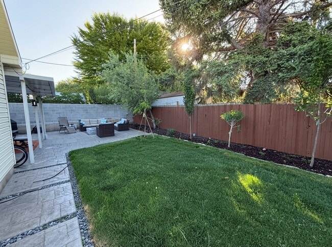 Building Photo - 3759 Alta Loma Dr E