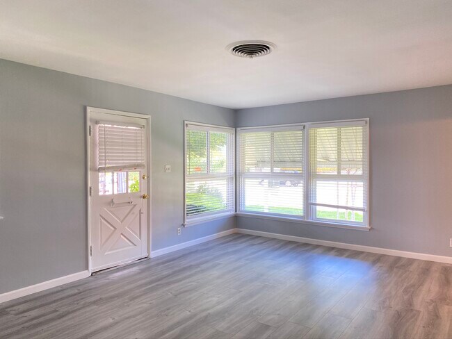 Building Photo - 504 N Hollywood Way