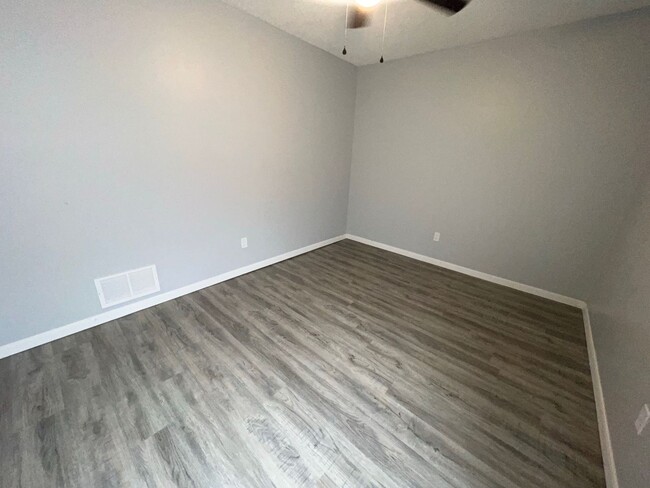 Building Photo - Beautifully Remodeled 2/1 apartment in Par...