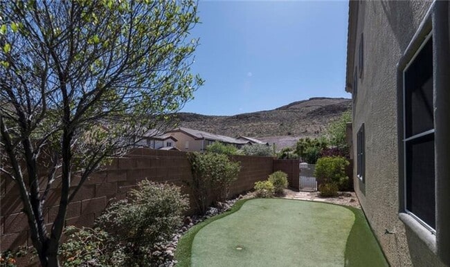 Building Photo - GORGEOUS 4 BEDROOM TWO STORY HOME