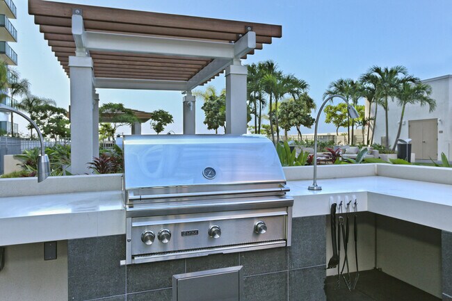 Building Photo - Live in the Heart of Kakaako!