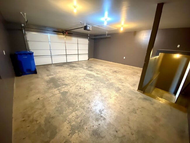 Building Photo - 3 bed, 2 bath Twinhome