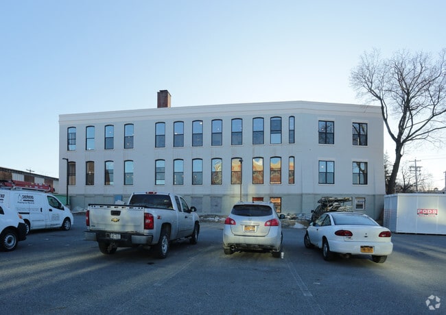 Building Photo - 487 Nott St