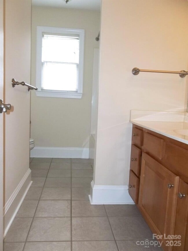 Building Photo - 1830 Hall Ave