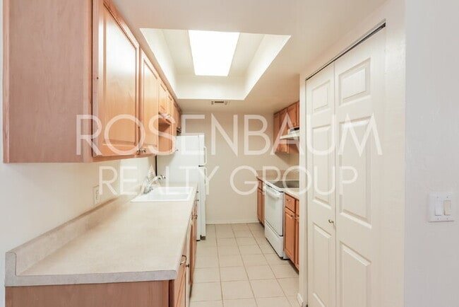 Building Photo - Spacious 1-bedroom, 1-bath downstairs apar...