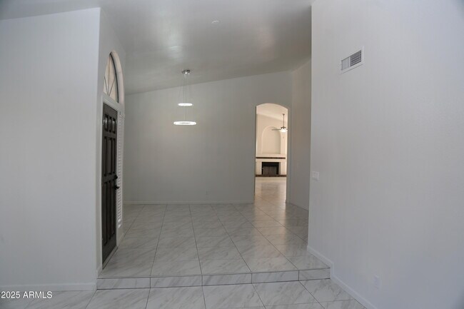 Building Photo - 827 W Harbor Dr