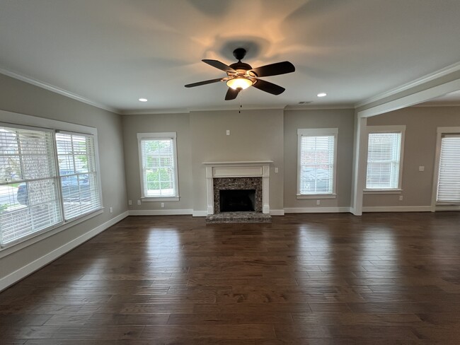 Building Photo - 5849 Longview Ln