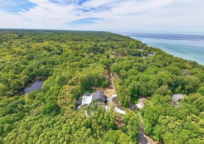 Building Photo - 2171 Lakeshore Dr