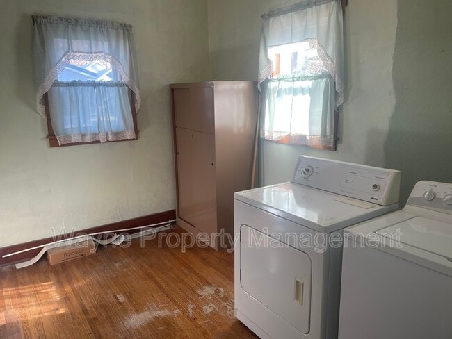 Building Photo - 516 N Cadwell Ave