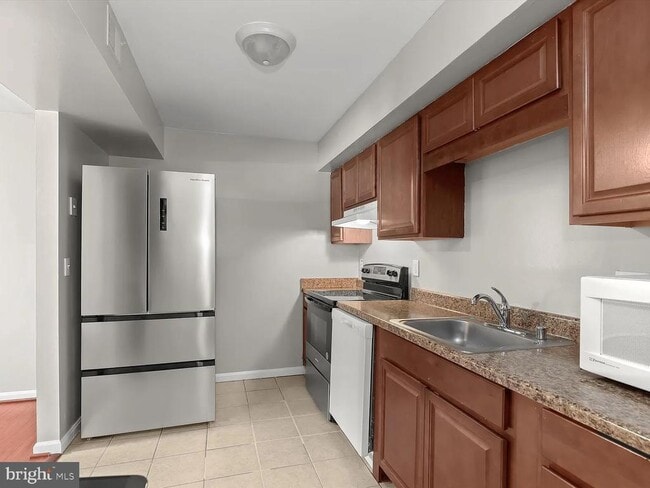 Building Photo - 9075 N Laurel Rd