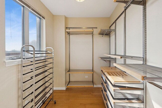 Building Photo - 7748 N Sheridan Rd