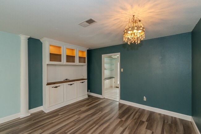 Building Photo - 5975 Meadow Way