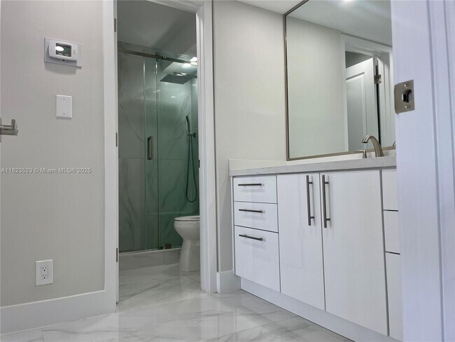 Building Photo - 3140 S Ocean Dr