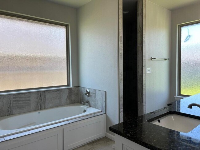 Building Photo - 604 NW Newgate Dr