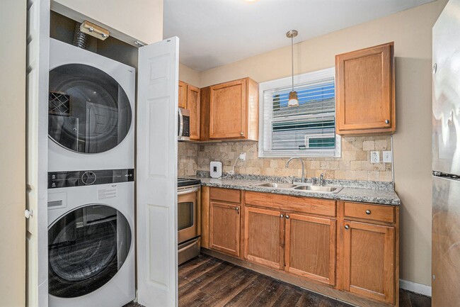 Building Photo - 1 Month Free Rent! Fully Renovated 2BR/1BA...
