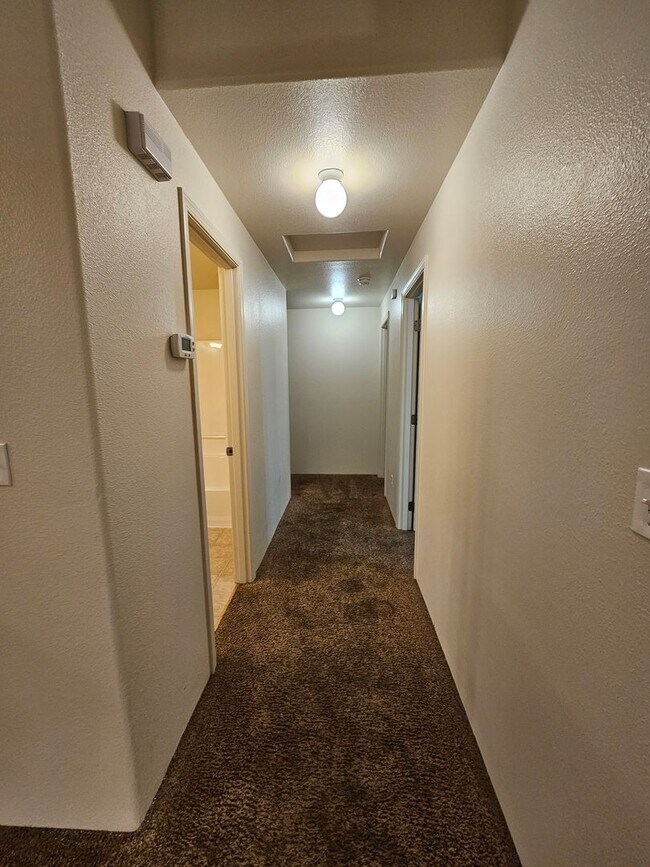 Building Photo - 3 Bedroom Home Located on Quiet Cul-De-Sac