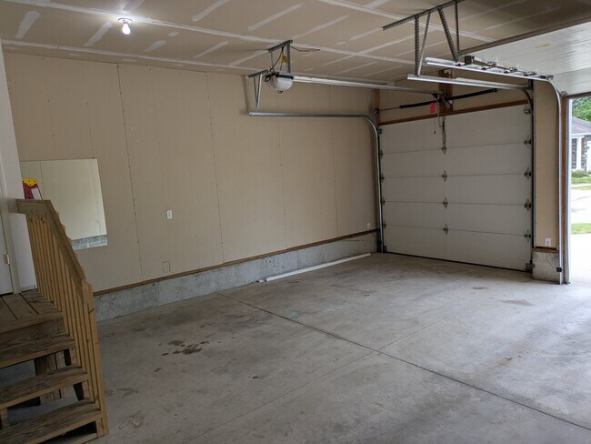 Building Photo - 2410 Eaton Ave