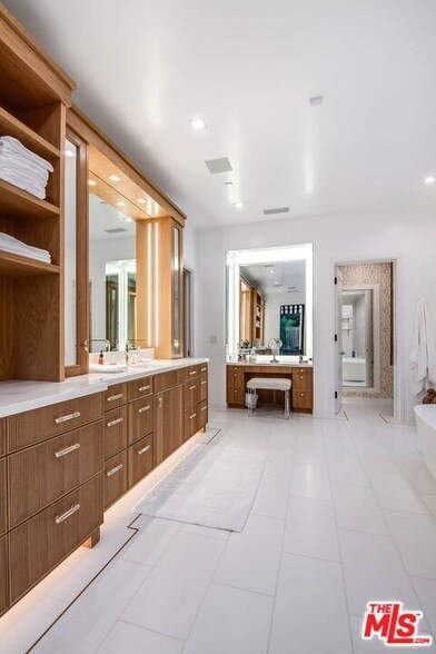 Building Photo - 1445 Vía Cresta