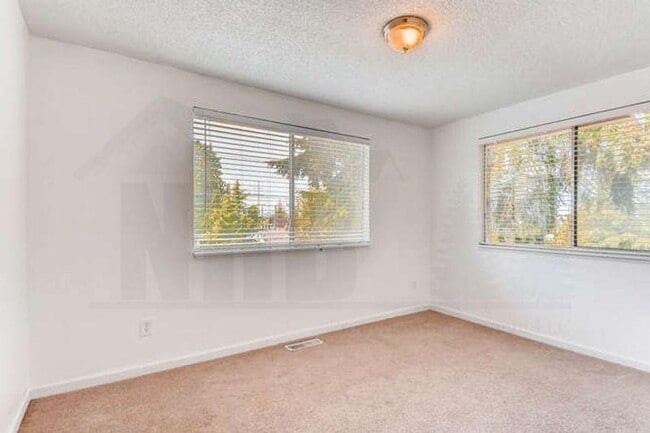 Building Photo - Gorgeous 3 Bedroom Home near Ruston Way!