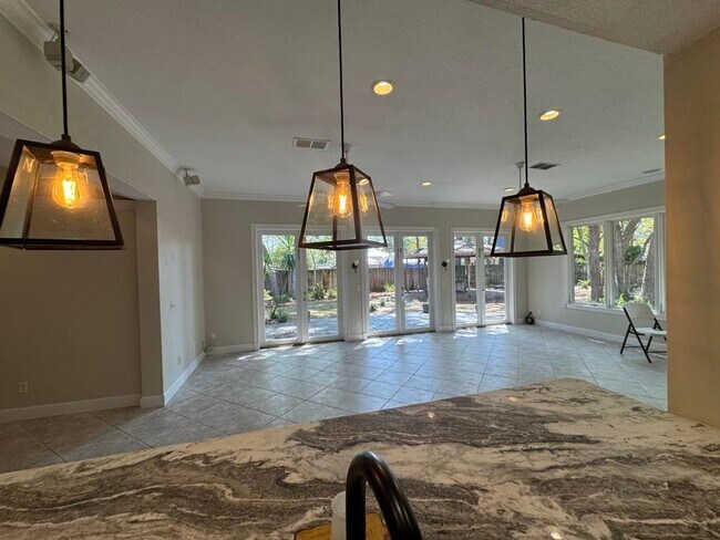 Building Photo - Gorgeous 5 Bedroom Pool Home in Ormond