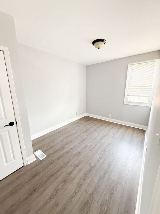 Building Photo - 2 Bedroom 1 Bathroom Home! Attached Garage!