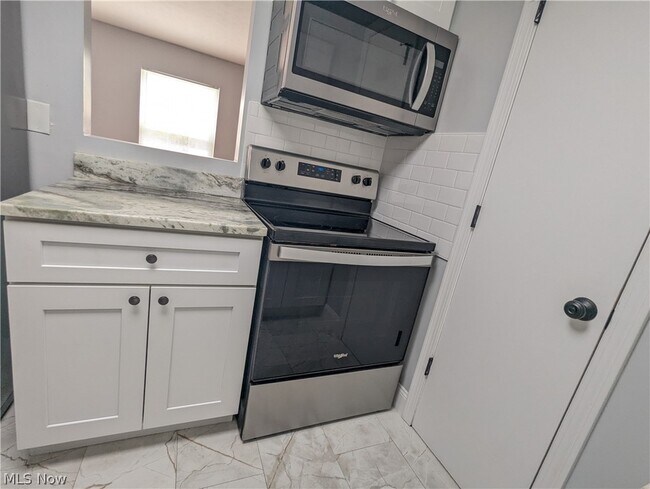 Building Photo - 6920 Carriage Hill Dr