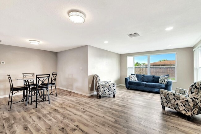 Building Photo - 7611 Spirea Dr