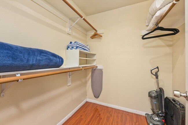 Building Photo - 9-MONTH FURNISHED WINTER RENTAL MID SEPT 2026 THROUGH MID JUNE 2027 **3-car parking**