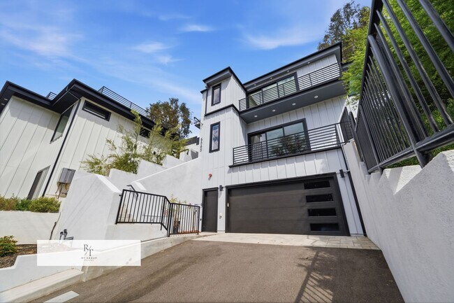 Building Photo - Luxury Modern Living with Stunning LA Skyline Views