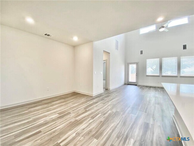 Building Photo - 100 Geminiflora Bend