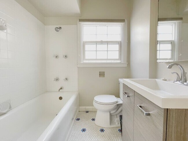 Building Photo - 3Bedrooms 2Baths In a Quiet Area W/Detached Garage/Hook Ups