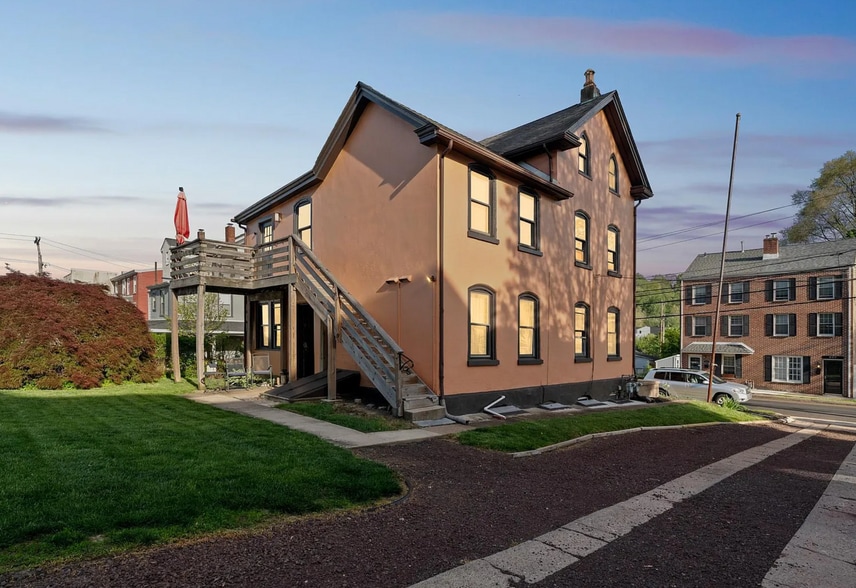 Building Photo - 814 E Hector St