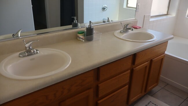 Building Photo - Furnished 3 Bedroom home