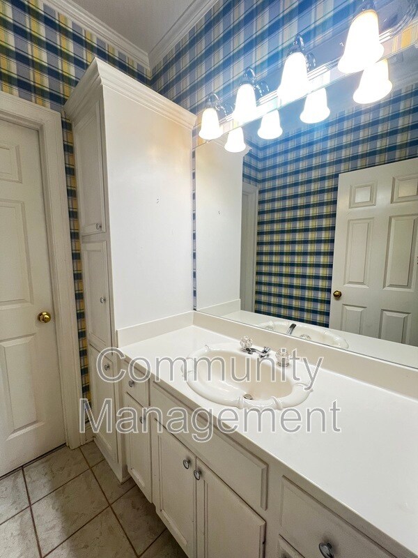 Building Photo - 6011 Riverbrook Dr