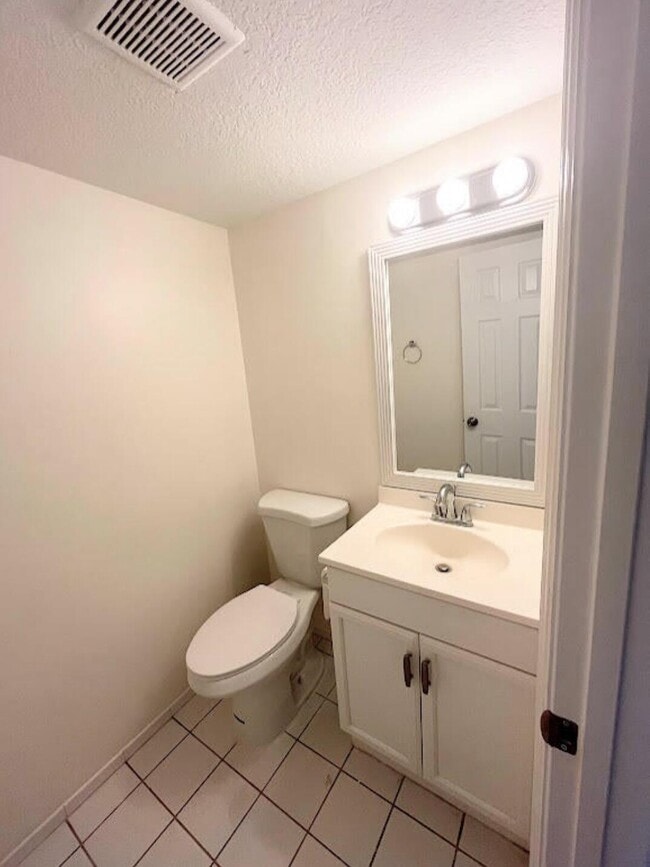 Building Photo - 600 Village Green Ct