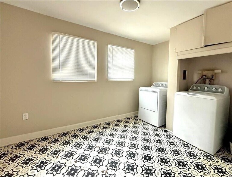 Building Photo - 1449 Lynford Dr SW