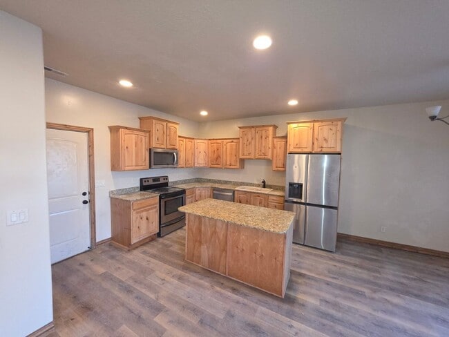 Building Photo - Wang-J1