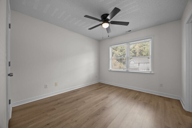 Building Photo - Newly Renovated Townhome!