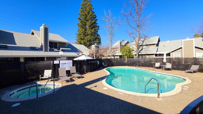 Building Photo - Gorgeous Single Story Condo in Folsom!