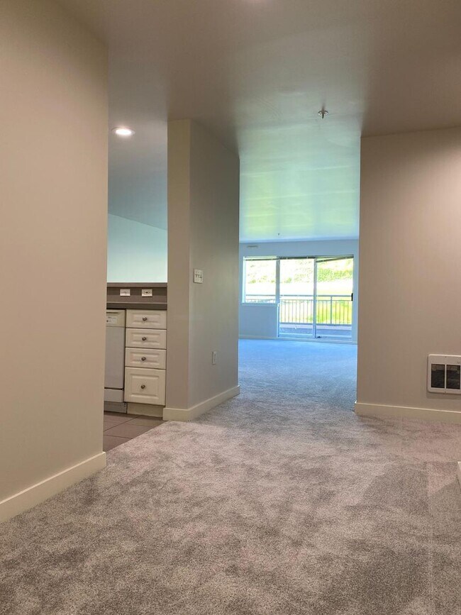 Building Photo - Spacious Seattle Condo - $2,200