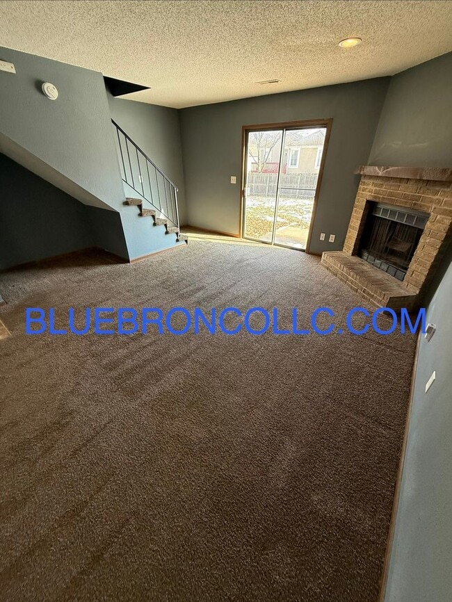 Building Photo - Spacious 3 bedroom with a great layout