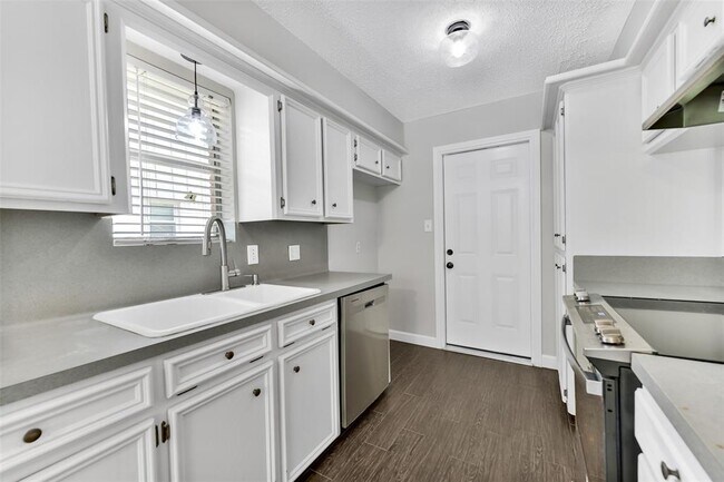 Building Photo - 206 Ron Cir