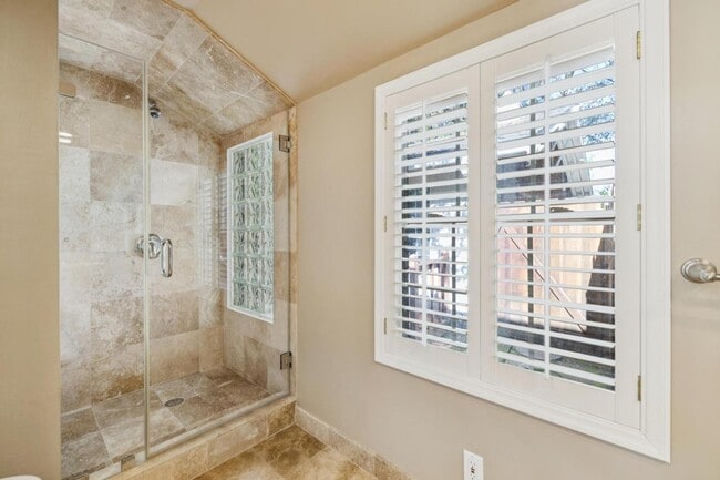 Building Photo - 216 Valparaiso Ave