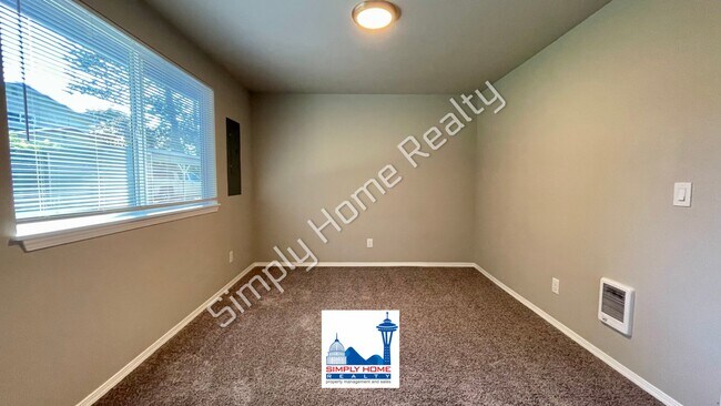 Building Photo - Cute and cozy, newly renovated 3 bedroom tucked inside a charming Tri-plex!