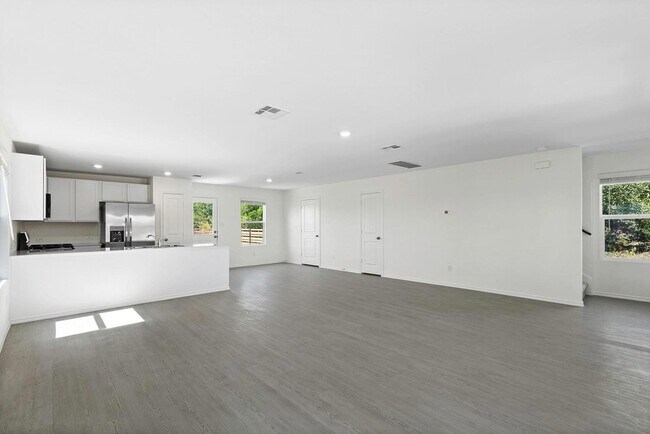 Building Photo - 331 Bugbee