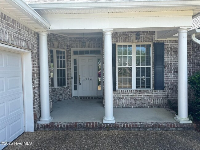 Building Photo - 1052 Stonebridge Ln